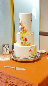 2.6M views · 543K reactions | Wave goodbye  to the tiny 3/8th inch hole in your cake after removing it from the CakeSafe box! ✨ With just a little smoothing, the hole vanishes like magic, leaving your cake flawless and ready to impress.  The CakeSafe box ensures perfect transport without the stress. #CakeSafe #CakeTransport #CakeDecorating #BakingTips #CakeHacks #CakeDesign | CakeSafe | Facebook