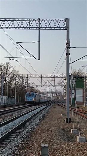 Vectron "Bianca" z IC Wawel do Przemyśla przelatuje przez stacje Wrocław Leśnica #train