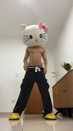 Hello Kitty Meme: Anitta Terremoto Inspiration