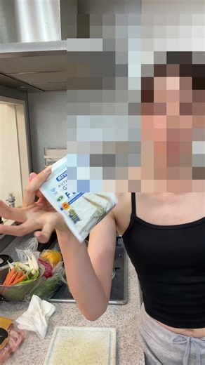 美味しいメロンサラダの作り方🥗🍈 生ハムとフェタチーズをあわせて簡単美味しいメロンサラダ🥰 暑い時にもさっぱり食べられるし、アペロにもピッタリだよ✌️ #旦那弁当 #フルーツサラダ #メロン #サラダ #サラダレシピ