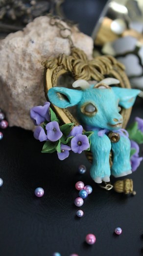 Make with me: mini purple flowers! This is a really simple way to...