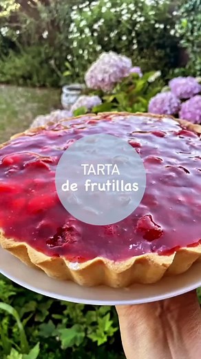 Tarta de Frutillas Casera con Crema Chantilly y Gelatina