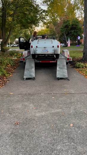 Unloading our non running ‘62 #Triumph with only the handbrake. Narrow wheel base leaves little room for error. 😬😁 #classiccar #TR3A | Tom Ackerman
