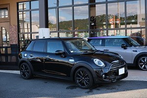 F55 CooperS マフラー交換/エンブレム&ウィンドウモールブラックアウト | MINI GARAGE PARADOX