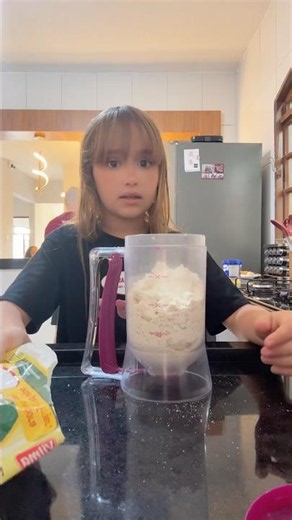 Clarinha fazendo bolo sozinha