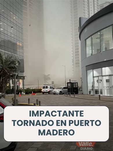 Un tornado sorprendió a Puerto Madero en medio de la intensa tormenta que afectó al AMBA el día martes. El fenómeno se registró durante la tarde y generó momentos de gran preocupación entre vecinos y trabajadores de la zona. Los fuertes vientos y las intensas lluvias provocaron destrozos en distintos puntos, con caída de árboles, daños en estructuras y complicaciones en la vía pública. Además, miles de usuarios quedaron sin suministro eléctrico a raíz del temporal. #DiarioDelValle #PuertoMadero 