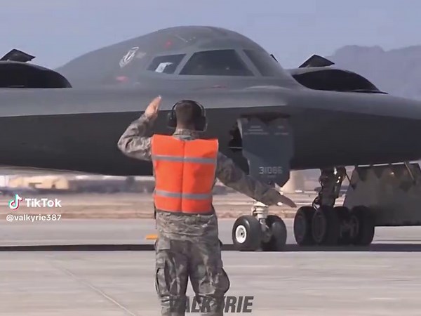 アメリカ空軍ステルス爆撃機B2の紹介