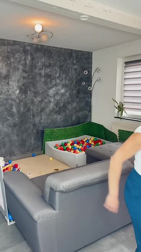 Aiie aiie, mon salon c'est transformé en salle de jeux !! Un petit réaménagement s'impose histoire de profiter moi aussi de mon salon ! Dans cette vidéo je te montre le X-Clean (mettre une majuscule) 10 de chez @rowentafrance, un réel coup de cœur pour ce modèle que je trouve très pratique dans ma vie tout les jours . Je te laisse le lien de celui-ci dans ma bio ! Collaboration commerciale #rowentafrance