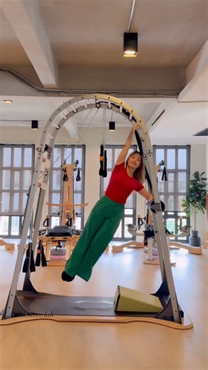 Mei ♥ heart.mei.d ♥ on Instagram: "Merry Christmas 🎄💕✨ Wishing everyone a happiest holiday surrounded by loved ones🙏🏻🎄🩷✨ #heartmeid #SpiralMoveBangkok #meimovelab #PreTrainer GYROTONIC® GYROKINESIS® ARCHWAY™ JumpingStretchingBoard LegExtensionUnit GYROTONER®"