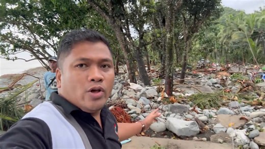 Malalaking bato ang tumambad sa mga residente ng Purok 6, Barangay Gupa sa Dipaculao, Aurora matapos manalasa ang super typhoon #UwanPH. Dinala ang mga bato ng storm surge na tumama sa mga bahay. Naglaho ang 6 na bahay sa lugar dahil dito. | via Dennis Datu, ABS-CBN News | ABS-CBN News