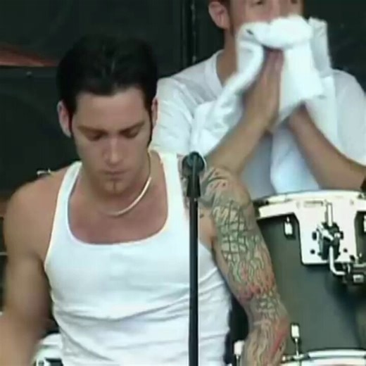 Built around late night regret and a huge pop punk chorus, Lit delivered “My Own Worst Enemy” live in 1999, the breakout hit that pushed the band into the mainstream during the late 90s alternative boom.
