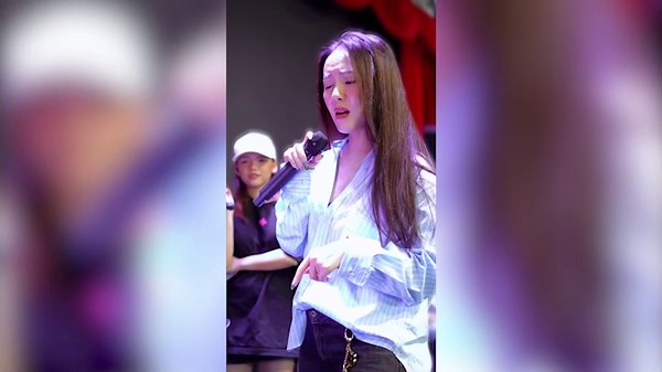 Phương Linh 40 tuổi vẫn chưa lấy chồng, xăm trổ kín tay, body thách thức váy dính người