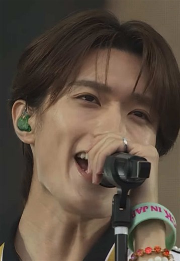 柔ちゃんがイヤモニ触りながら歌う姿、めっっっちゃ好き‼️‼️‼️ロッキン公式様、貴重な映像本当にありがとうございます🙇‍♀️😭😭😭（YouTube、JフェスOFFICIAL 【ROCK IN JAPAN FESTIVAL 2026】DAY4 ダイジェスト映像） 柔太朗、表情管理がすごすぎて色気と儚さと可愛さを兼ね備えてて本当にすごい、だいすき🥹😢❤️‍🔥❤️‍🔥❤️‍🔥 #milk #山中柔太朗 #rockin #YouTube #TikTok @M!LK @ウシ活