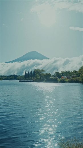 Mt. Fuji, the highest mountain in Japan, can be seen up close and personal⛰️✨️ Let's take a look at Fuji-Hakone-Izu National Park 🔎 https://www.japan.travel/national-parks/parks/fuji-hakone-izu/explore/ Located at the western foot of Mt. Fuji in Fuji-Hakone-Izu National Park, Lake Tanuki is famous for its spectacular view of Mt. Fuji. Chosen as one of the “100 Scenes with Mt.Fuji”, you can, if lucky, also see the “upside-down Fuji” reflected in Lake Tanuki. Lake Tanuki has a 3.3 km circumferenc