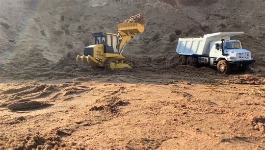 Let's check out the team's work on this 1/14 scale metal-tracked RC hydraulic loader 963D. It seems that it can handle loading and unloading quite well!😁 #RCmodel #RCworld #RClife #RClover #RCcommunity #RCtoys #RC #Loader #Toucanhobby | JDModel RC construction truck