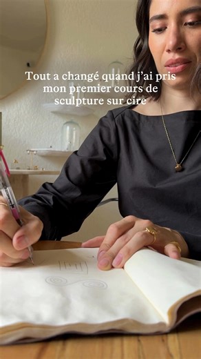 Découvrez Cristina, la gagnante des Etsy Design Awards 2025 ! La mission de Cristina est d’honorer l'héritage artisanal du Mexique, de soutenir les femmes dans le métier de la joaillerie et de créer des objets qui résonnent profondément avec ceux qui les portent. Chaque pièce de sa boutique Etsy @dionne_reve / DionneReve est fabriquée à la main dans son atelier de Mexico. « Dionne » signifie « divine » en grec et « Rêve » vient de notre langue française. Ensemble, ils forment « Rêve Divin ». Pou