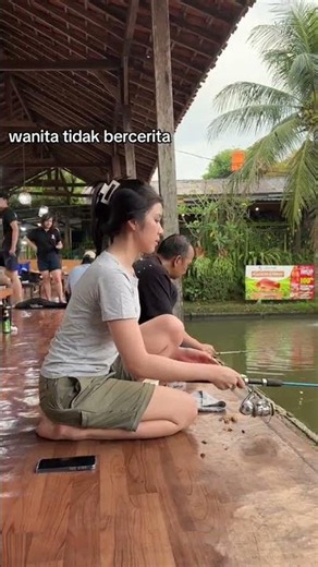 wanita memancing