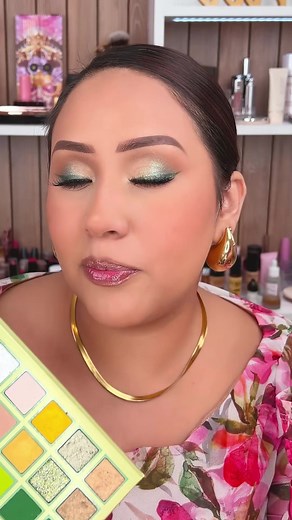 Maquillaje fácil y elegante en tonos verdes