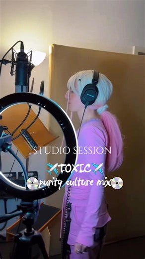 👇comment 👇 würdest du den ganzen song mit musikvideo h✨tewatchen, wenn es dem original aus 2004 nachempfunden ist? “🔥🔥🔥” = 👄mehrmals täglich👄 “🌝🌝🌝” = nur wenns der hlg geischt mir eingibt “🙅‍♂️🙅‍♂️🙅‍♂️” = nein, zu dangerous ‼️‼️‼️ 🎀danke an den most dangerous producer stuttgarts @Friedrich Rexer 🎀 #studiosession #britney #purityculture