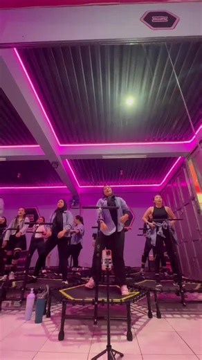 Tiba tiba lagu squid game 🤣 #like #share #happy #squidgame #senamtrampolineindonesia #fy #fypp