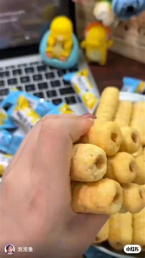 葉秀玲 on Instagram: "🧀【海盐芝士棒｜咸香拉丝·一口沦陷·20根】 HC-ZSB01 ☑️ 精选海盐：咸度刚刚好，不腻不齁 ☑️ 浓郁芝士香：一咬下去满满奶香🧀 ☑️ 口感绵密拉丝：越嚼越香，超解馋 ☑️ 不甜不腻：怕甜的人也会爱上😍 ⚠️ExpDate：2026/06/14⚠️ ——😋 奶香＋海盐，真的太犯规了！ 🧀：RM6.50🉐"