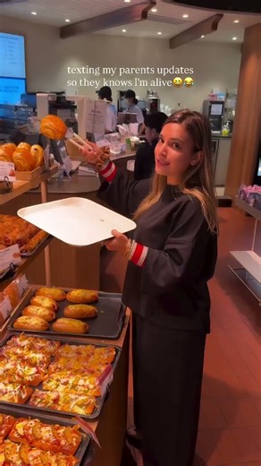 texting my parents every 5 mins so they don’t file a missing report 😂📱✈️