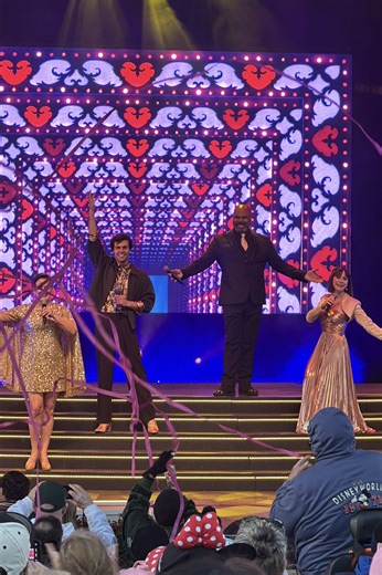 We’re SO excited to see @beautymusical in May, but we were lucky enough to get a sneak preview at this year’s final Broadway Rocks 🎭 Disney surprised us all with a special appearance by current Belle, @kyrabellejohnson, and it was as spectacular as could be! #disneyworld #disneyparks #beautyandthebeastliveonstage #beautyandthebeast #disneybroadway