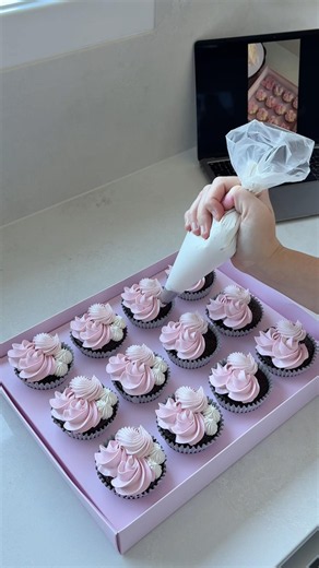 Decorate some cupcakes with me (from Mother’s Day) 🎀💞💓💖💗#cupcakes #cupcakedesign #cake