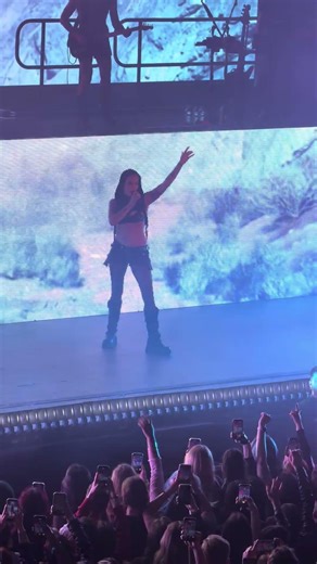 Halsey singing Castle live in Toronto at HISTORY on Jan 10/26