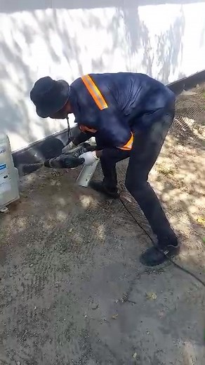 See that? That's a home being SAVED. 💪 Termites can cause thousands of pulas in damage before you even know they're there. This video shows our team in action, applying a powerful termite treatment to protect our client's home from the ground up. If your home hasn't been inspected recently, you could be at risk. ✅ Schedule your FREE termite inspection now! Send us a message. #SayNoToTermites #TermiteDamage #PestControlPros #HomeMaintenance #ProtectYourHome #TermiteSeason #Maunpestcontrol | Effe