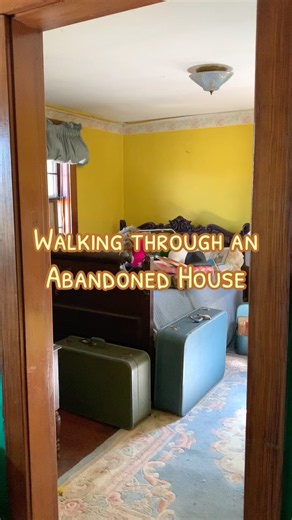 Walkthrough of abandoned home with most belongings left behind #abandonedplaces