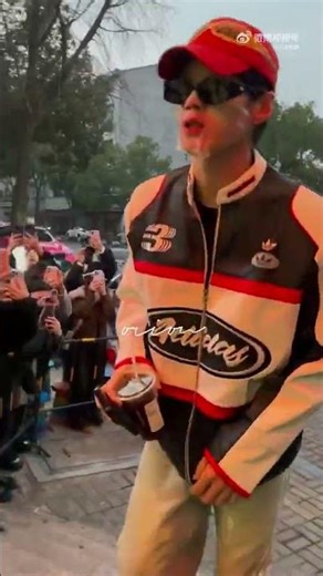 060126 Adidas man wearing face mask #heyu #何与 #dimou #yaoyaoyouqi