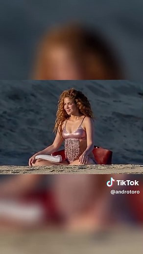 Nuevas imágenes de Shakira con un bikini metalizado en la playa👀☀️🥵 #shakira