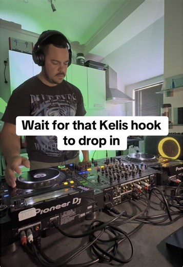 💰💰💰 bit of wordplay happening to I think ✨ This was my first time jamming on the CDJ’s, and safe to say, heaps more practice needed, didn’t realise my beat matching was so trash 😅 even the acapella in this was slightly off. But we keep going! PRACTICE and CONSISTENCY will always win 🙌🏼 #fyp #dj #mix #mashup #hiphop #techhouse #wordplay