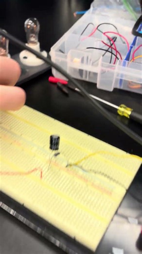 Half bridge rectifier circuit with capacitor