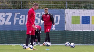 Der Hallesche FC kann nach zuletzt zwei gewonnenen Spielen im Abstiegskampf der 3. Liga wieder aufatmen. ⚽ Die Ristic-Schützlinge haben somit auch die Abstiegsplätze wieder verlassen können. Können die Spieler nun mit dem gewonnenen Selbstvertrauen auch die nächsten wichtigen Punkte gegen Verl einfahren? Mehr im Video und unter 👉🏼 https://www.mz.de/sport/hallescher-fc/hfc-training-spiel-gegen-sc-verl-eitschberger-schulze-sachsen-anhalt-video-3725774 | TV Halle