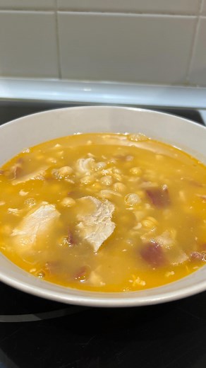 Santifoods | Cocinar disfrutando on Instagram: "GARBANZOS CON JAMÓN Y ARROZ (Cocido express) 😏 Siempre se echa en falta un guiso rápido y con sabor en los días de mucho frío, te enseño hacerte un plato que jamas olvidarás 🫶🏼 INGREDIENTES 📝 Bote de garbanzos cocidos Arroz al 1 minuto microondas Jamón ibérico Hoja de laurel 1 diente de ajo caldo de cocido Pimentón De la Vera ¿Cómo lo hago? 1.- Corta los ajos en láminas y lava los garbanzos. 2.- En una cazuela dora los ajos y añade el jamón pic