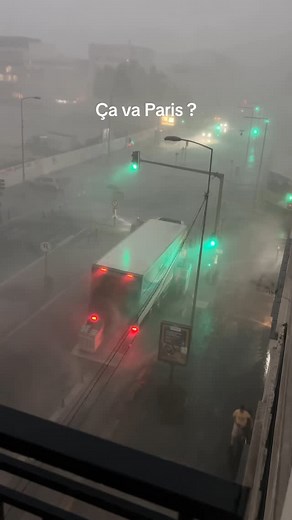 Felipe Baquie 🇫🇷 on Instagram: "Il faisait beau à Paris il y a moins de 30 minutes #paris #summer #rain #scary #parisianstyle #tempete"