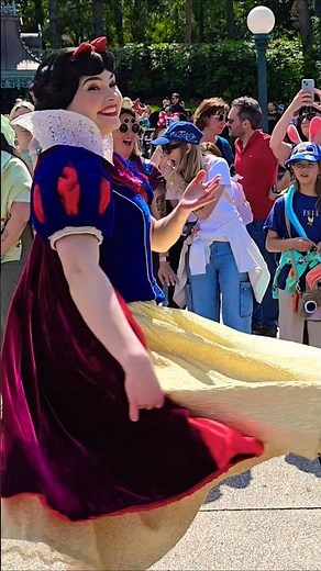 Disneyland Paris, Whistle While You Work! Snowwhite solves her Princess Problems! Disney Stars