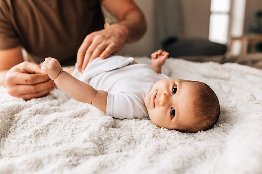 Changer la couche de bébé : fréquence de changement, comment faire ?