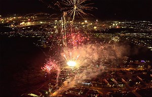 Hawaii has a long tradition of celebrating the New Year with fireworks. This was taken from Makakilo on NYE2022 and looks over the Ewa Plains all the way to Diamond Head. See in glorious 4K detail here. https://www.youtube.com/watch?v=E104yISFbxc #hawaii #hawaiipanoramas #oahu #nye2022 #oahu #fireworks #hawaiifireworks #newyear2023 #outwiththeoldinwiththenew #celebration #fyp | Hawaii Panoramas