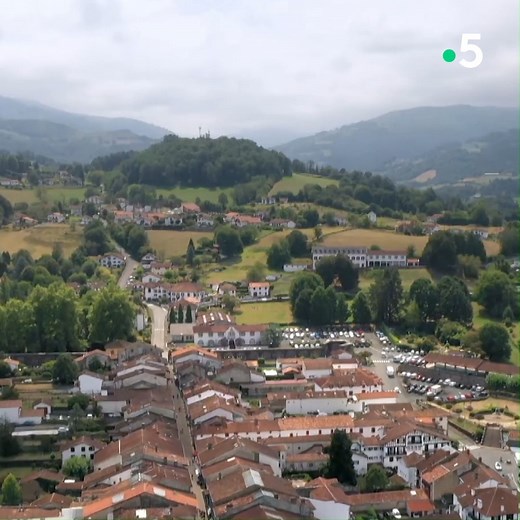 178K views · 3.1K reactions | Les rues de Saint-Jean-Pied-de-Port sont pleines de surprises Venez visiter les plus beaux villages du Pays Basque avec Sophie Jovillard demain à 20h50 sur France 5 Et retrouvez Echappées Belles sur france.tv ➡ bit.ly/EchappeesBellesReplay | Echappées Belles | Facebook