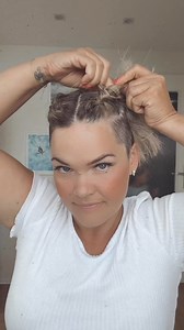 Here is a slow video of how I braid my short hair- as you can see it is a 3 strand braid and I always take the outer strands under the middle one while adding new hair to each strand #cabelocurto #haircut #meucabelocurto #shorthairidea #kurzhaarfrisur #salirasa #flechtfrisur #cabelocurto | Salirasa