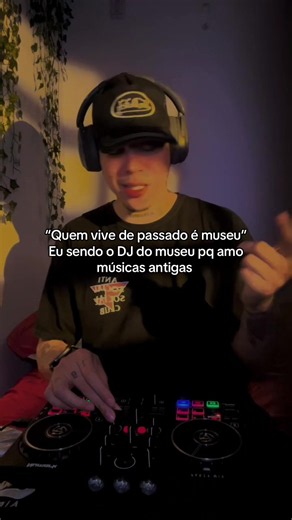 Lançada em 1988, ela se tornou um dos maiores clássicos do pop rock, conquistando milhões de fãs com sua melodia emocionante e uma interpretação que atravessa gerações. “Listen to Your Heart”, da Roxette, é daquelas músicas que conseguem tocar o coração logo nos primeiros acordes. Quem também lembra de momentos especiais quando essa música toca? 🥹👇 #nostalgia #anos80 #poprock #flashback #musicasantigas
