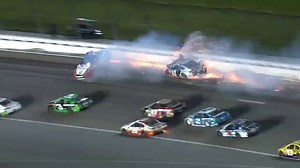 Crash impressionnant en pleine course de NASCAR ! - Vidéo Dailymotion