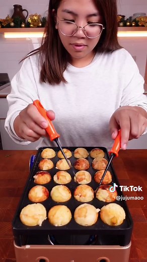 Christmas “Takoyaki” 🎄🐙 I thought of making a holiday themed Takoyaki using Christmas ham instead of octopus and with cheese inside! 😋 It came out really delicious but I enjoyed making it even more with my bestest foodie creator friends ! This can be a really fun bonding experience with friends since you can literally stuff these balls with whatever you have. You can be as creative as you want! 🔥 Merry Christmas everyone!! I Hope you guys have the best holidays ever! 🫶🎄🎅 INGREDIENTS: Tako