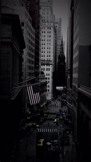 BLACK PROTOCOL - See the trap, strike the core on Instagram: "On t’a vendu le carnet d’ordres comme une fenêtre sur la vérité. En réalité, c’est un écran de fumée. Une interface propre, colorée, rassurante. Conçue pour que ton cerveau se sente en contrôle… pendant qu’il est guidé exactement là où on veut l’emmener. Tu crois observer le marché. Tu observes ce qu’on t’autorise à voir. Les vrais flux ne passent pas par des colonnes vertes et rouges. Ils circulent ailleurs. Fragmentés. Masqués. Rout