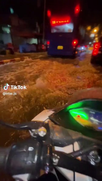 PCX ลุยน้ำ – สมาชิกสาดไม่เลิกเลย
