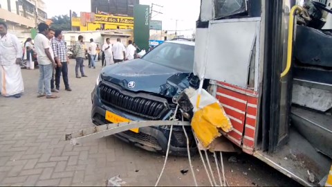 RTC Bus: కోట్ల రూపాయల కార్లను ధ్వంసం చేసిన ఆర్టీసీ బస్సు