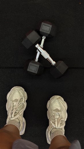 Ana Carolina | Model Creator on Instagram: "Ô se eu não te queimo 🤣😫 . . . . #academia #gym #fitgirl #explorer #fitnessmodel"